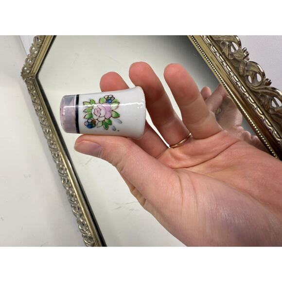 Vinthae Set of Japan-Made Hand-Painted Mini-Salt/Pepper Shakers. 1-1/2" Floral - Picture 4 of 10